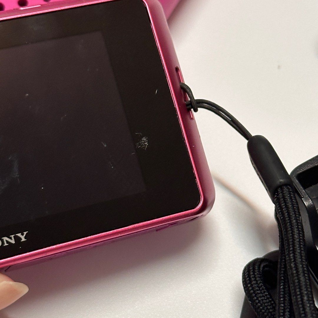由 minikk5678 (刊登 ID 1380305380，圖片 3) 提交，位於 台南市 (Tainan) 的 Sony 數位相機 日本製 DSC-TX10 (類別：相機)，說明：Sony 數位相機 日本製 附4G記憶卡（已格式化） 螢幕有點裂痕，如圖3，不介意再買 拍照功能都正常能使用。