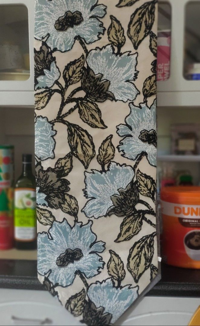 Table runner (Category: Table Linen & Textiles) located in Imus. Submitted by jane369 (Listing ID 1380494547, Image 1). Description: nice stored floral table runner for sale.