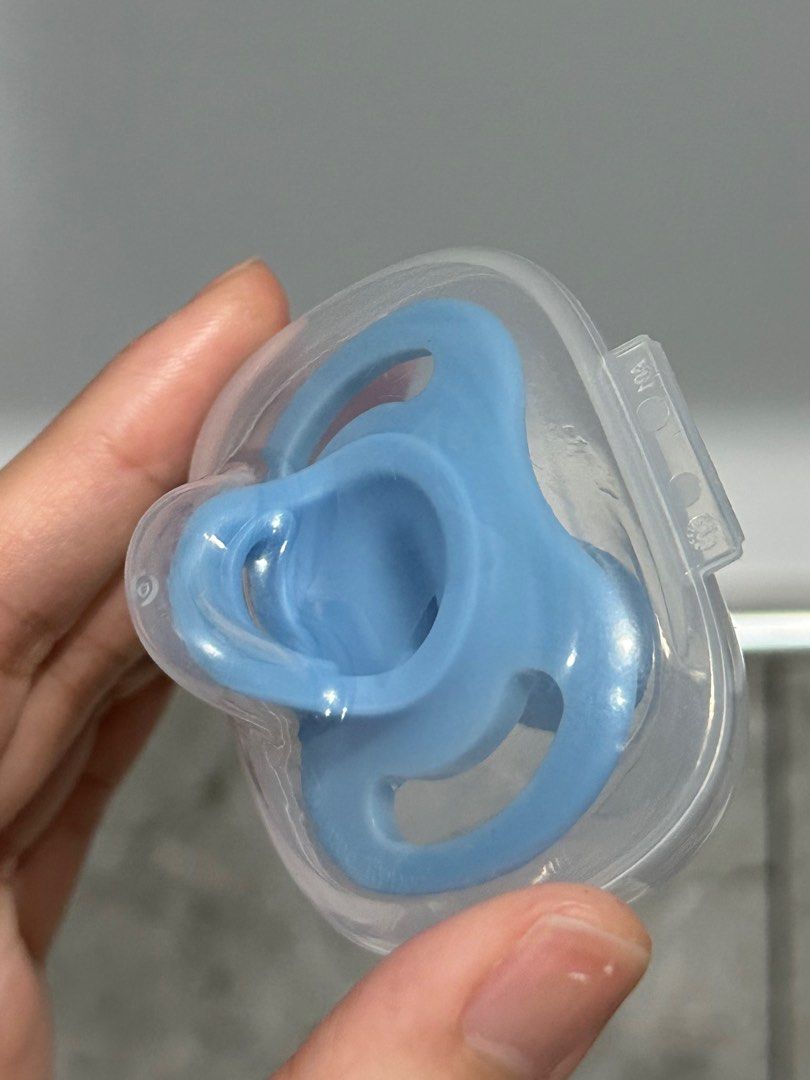 Tommee Tippee Ultra Light StayPut Pacifier 6-18mos (Category: Soothers & Pacifiers) located in Tarlac. Submitted by declutterelle07 (Listing ID 1380333942, Image 3). Description: -Only removed from packaging (stored in original tomee tippee replacement container) -All brand new and never used -Received as pasalubong from US RFS- my baby does not like tommee tippee pacifiers .