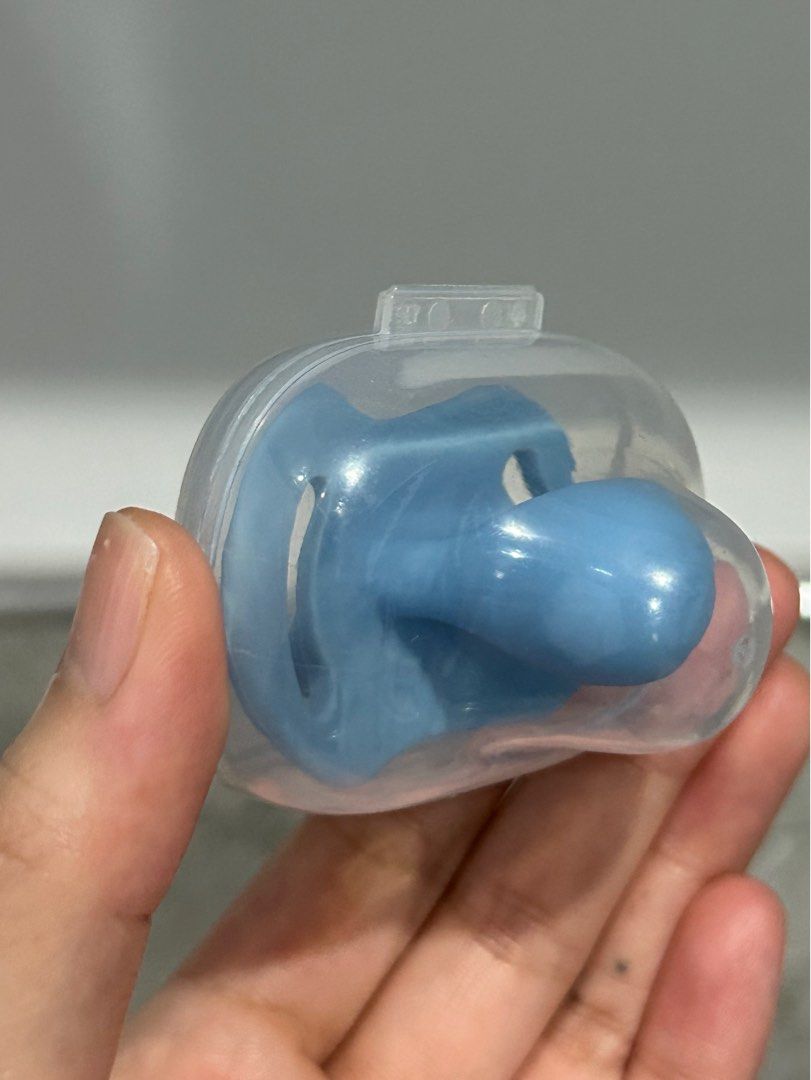 Tommee Tippee Ultra Light StayPut Pacifier 6-18mos (Category: Soothers & Pacifiers) located in Tarlac. Submitted by declutterelle07 (Listing ID 1380333942, Image 2). Description: -Only removed from packaging (stored in original tomee tippee replacement container) -All brand new and never used -Received as pasalubong from US RFS- my baby does not like tommee tippee pacifiers .