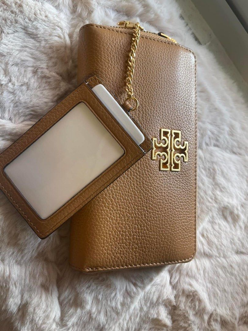 Tory Burch wallet and Sling (Category: Luxury Bags & Wallets) located in San Juan City. Submitted by greega19 (Listing ID 1380476875, Image 2). Description: .