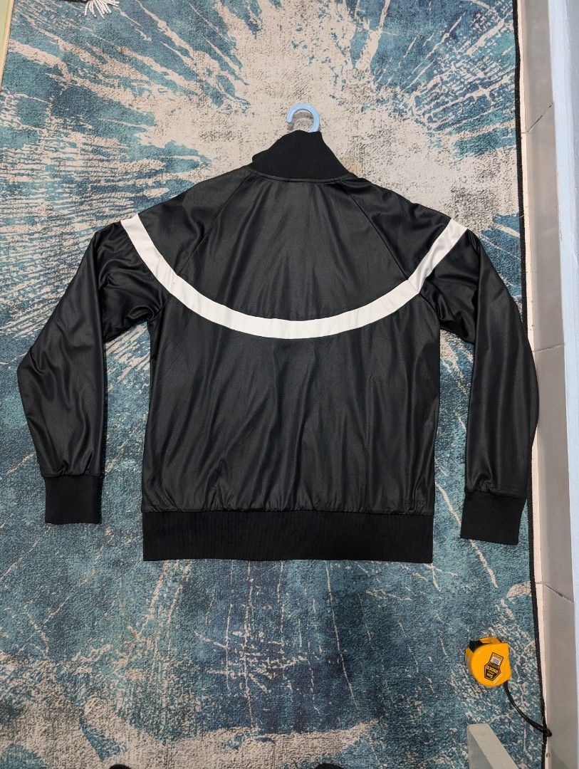 Traktop (Category: Coats, Jackets and Outerwear) located in Kuala Lumpur. Submitted by cheamircheazmi (Listing ID 1380384949, Image 3). Description: Asalam, tracktop nike (hitam..pit 21 labuh 26..cod bandar uda utama, JOHOR. Postage rm10 / rm15.
