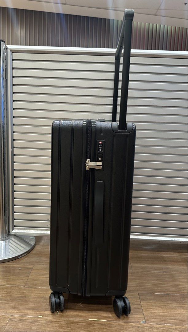 Travel Basic hard case luggage BLACK (Category: Luggage) located in Valenzuela. Submitted by kaelstoypalace (Listing ID 1380470230, Image 2). Description: TSA lock Airplane wheels 24 inches Medium.