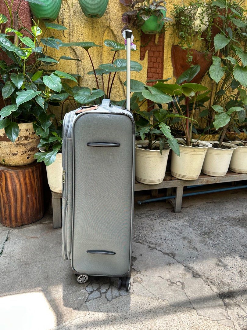 Travel Basic LARGE luggage (Category: Luggage) located in Valenzuela. Submitted by kaelstoypalace (Listing ID 1380476811, Image 3). Description: TSA LOCK A bit dusty Never used.