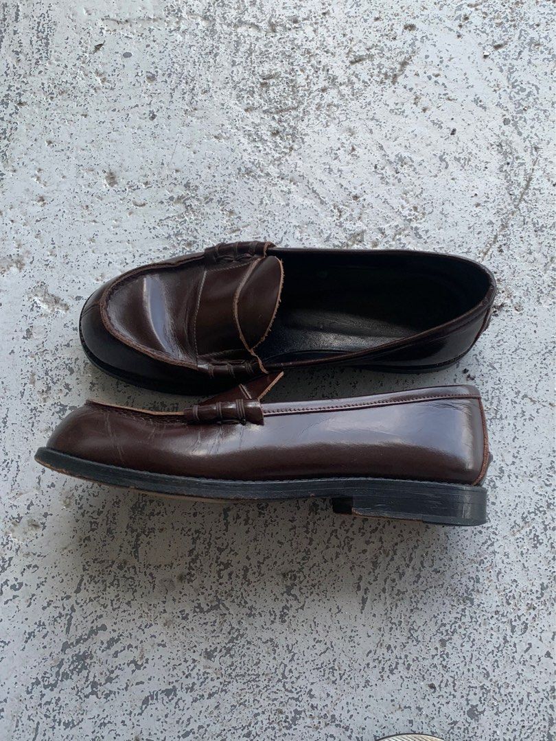 Tricot Comme des Garcons Loafer (Category: Casual Shoes) located in Lucena. Submitted by julialang (Listing ID 1380399226, Image 1). Description: Size Tag : 23.5 Color: brown Flaw: right heel (replaceable).