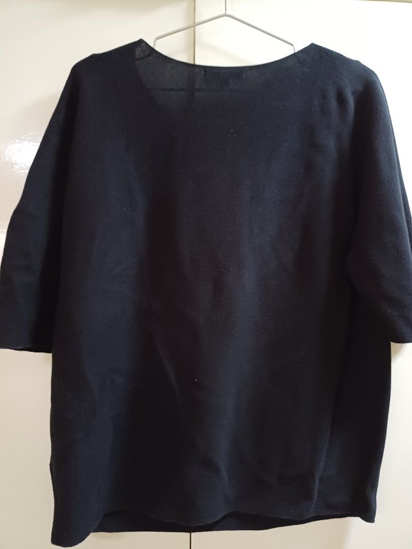 Uniqlo knit 3/4 sleeve top (Category: Longsleeves) located in Cainta. Submitted by shohatto (Listing ID 1380351576, Image 2). Description: uniqlo knit 3/4 sleeve top - used a few times, please don't claim if sensitive - semi-stretch bpi/ gcash/ gotyme direct ggx or jnt/ same day delivery loc: cainta/ taguig.