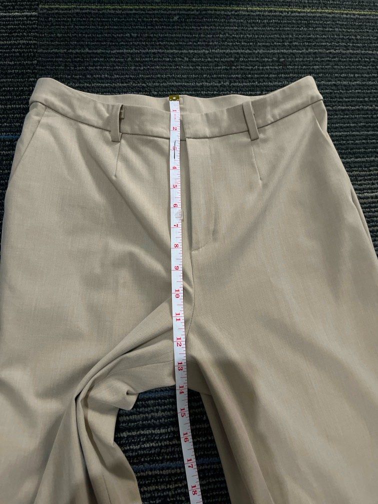 Uniqlo trouser in khaki (Category: Other Bottoms) located in Mandaluyong City. Submitted by buchoyShop (Listing ID 1380329776, Image 3). Description: To small on me. Declutter .
