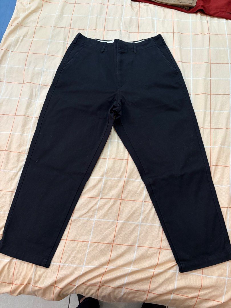 由 kuan.ting616 (刊登 ID 1380363804，圖片 1) 提交，位於 桃園市 (Taoyuan) 的 Uniqlo u 厚斜紋布 黑色錐形褲 (類別：卡其褲)，說明：多年前的Uniqlo u系列 布料很厚，可能比一大堆牛仔褲厚 只穿過1-2次，穿不到都放在衣櫃裡（看內裡布顏色，很新） 尺嗎照片有，請自行參考uniqlo 。