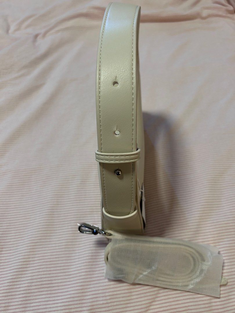 Urban Revivo bag - Off white (Category: Shoulder Bags) located in Manila. Submitted by aspen_ (Listing ID 1379806422, Image 3). Description: Urban Revivo armpit bag in off white color Note: ✅ Price is negotiable ✅ Shipping fee c/o buyer RFS: Decluttering MOP: GCASH For more inquiries, please feel free to message! .