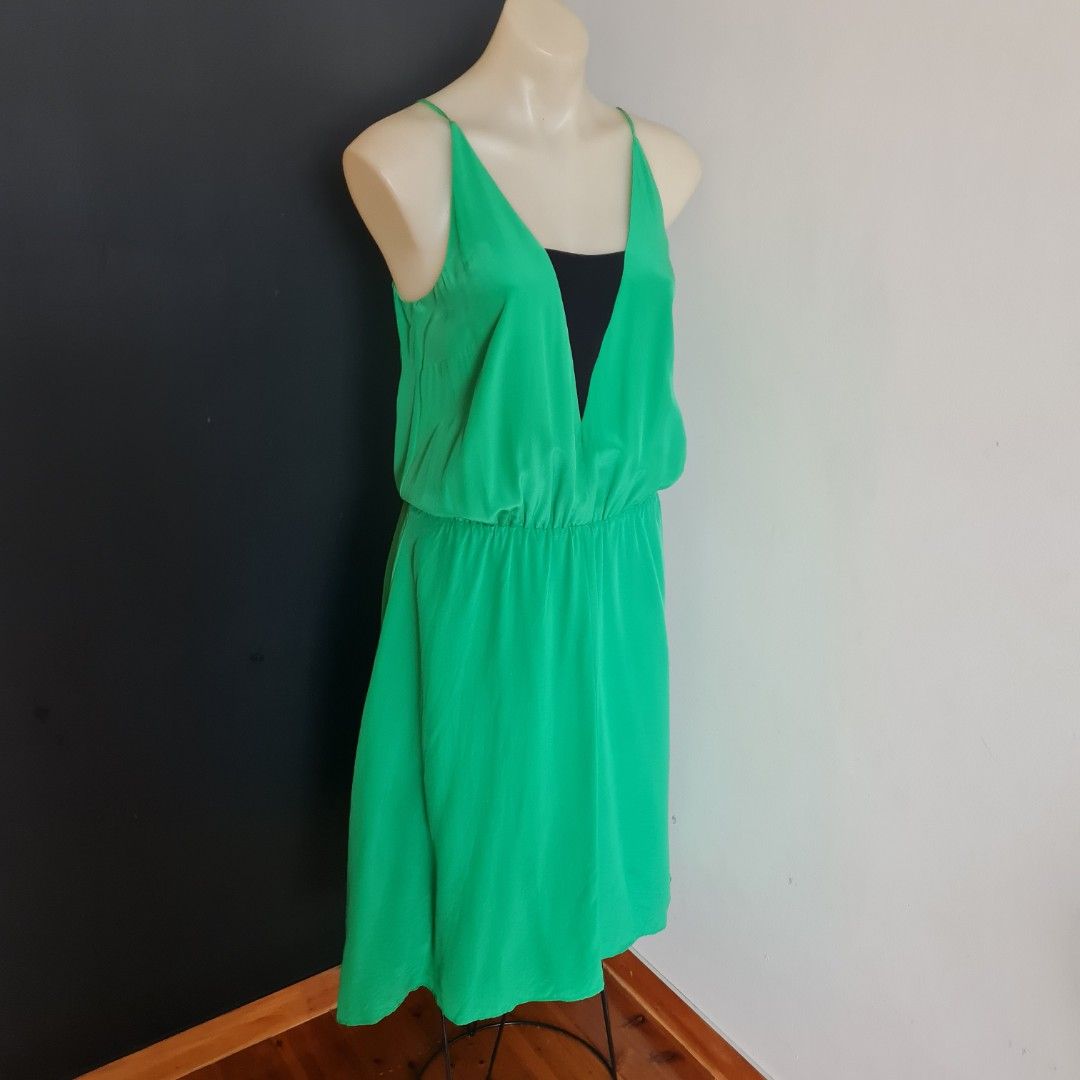 Women's size 6 'COUNTRY ROAD' Gorgeous green silk elastic waist dress - EUC (Category: Women's Clothes) located in Sydney. Submitted by bilic83 (Listing ID 1380348021, Image 2). Description: .