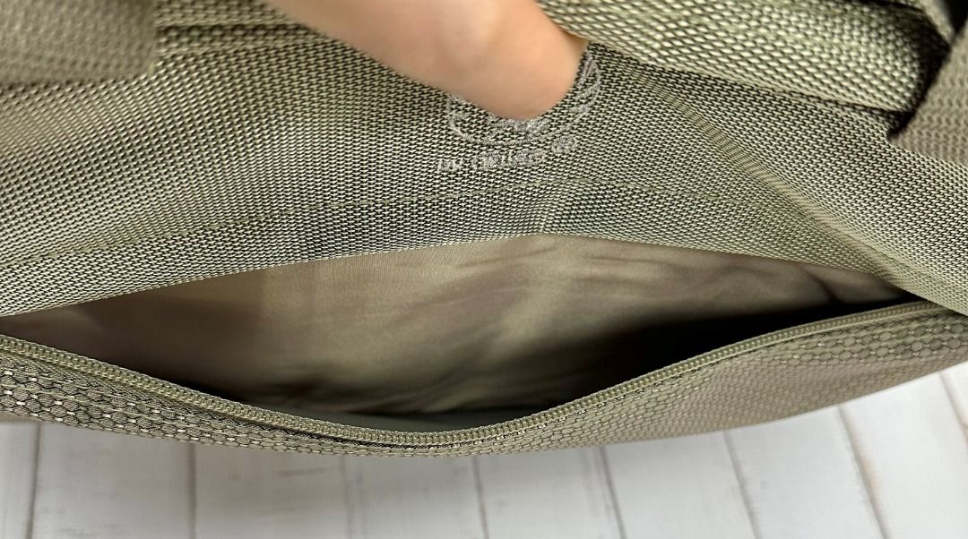 由 lovelyfa (刊登 ID 1380646994，圖片 2) 提交，位於 台中市 (Taichung) 的 15吋商務電腦包 筆電包 筆電套 後有行李箱插袋可以插入行李把手上拖行 橄欖綠特殊織法布料 全新 (類別：筆記型電腦包包)，說明：袋子本身尺寸約為:37.5cm 寬 x 29.5 cm 高 x 7 cm 厚度 示範的筆電尺寸為: 36.7cm 寬 x 23.3 cm 高 x 2.2 cm 厚度 整個拉鍊主袋內部都有襯厚珍珠棉，用來保護筆電!! 另外有拉鍊前袋、拉鍊後袋。而且有做可以插入行李箱拉桿，以魔術貼固定的功能，外出旅行也可方便攜帶! 雙主料: 雙色交織料 配上 蜂巢格紋路 的特殊配料 因為是尼龍料，所以在日光燈下，照片會有一點閃色/不同色澤的狀況出現，為正常現象。 注意事項: 有問題歡迎聊聊。 開箱時請錄影，以避免之後有爭議。 因為拍照角度跟光線以及每台電腦顯示器的不同，而產生網頁上的圖片可能與實際產品有顏色上的差別，敬請見諒。 圖是實物照的(您收到的就是照片的那個)