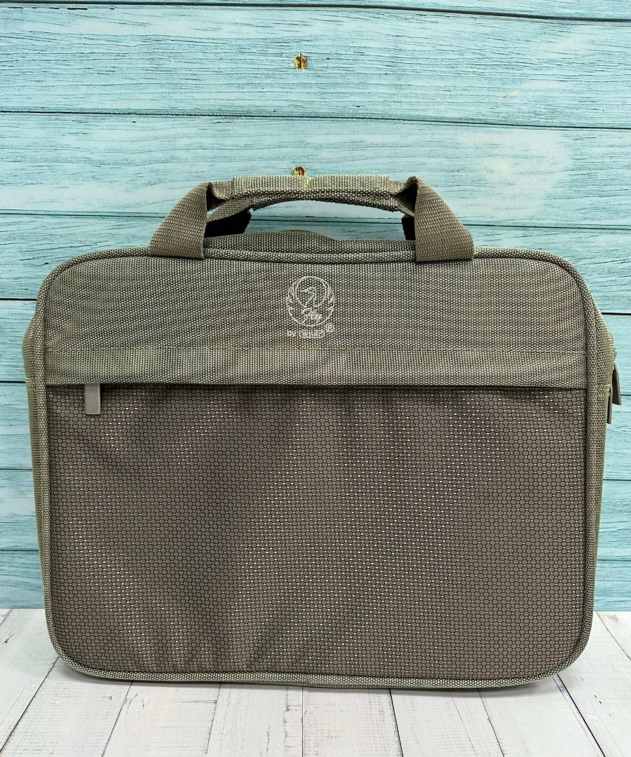 由 lovelyfa (刊登 ID 1380646994，圖片 1) 提交，位於 台中市 (Taichung) 的 15吋商務電腦包 筆電包 筆電套 後有行李箱插袋可以插入行李把手上拖行 橄欖綠特殊織法布料 全新 (類別：筆記型電腦包包)，說明：袋子本身尺寸約為:37.5cm 寬 x 29.5 cm 高 x 7 cm 厚度 示範的筆電尺寸為: 36.7cm 寬 x 23.3 cm 高 x 2.2 cm 厚度 整個拉鍊主袋內部都有襯厚珍珠棉，用來保護筆電!! 另外有拉鍊前袋、拉鍊後袋。而且有做可以插入行李箱拉桿，以魔術貼固定的功能，外出旅行也可方便攜帶! 雙主料: 雙色交織料 配上 蜂巢格紋路 的特殊配料 因為是尼龍料，所以在日光燈下，照片會有一點閃色/不同色澤的狀況出現，為正常現象。 注意事項: 有問題歡迎聊聊。 開箱時請錄影，以避免之後有爭議。 因為拍照角度跟光線以及每台電腦顯示器的不同，而產生網頁上的圖片可能與實際產品有顏色上的差別，敬請見諒。 圖是實物照的(您收到的就是照片的那個)