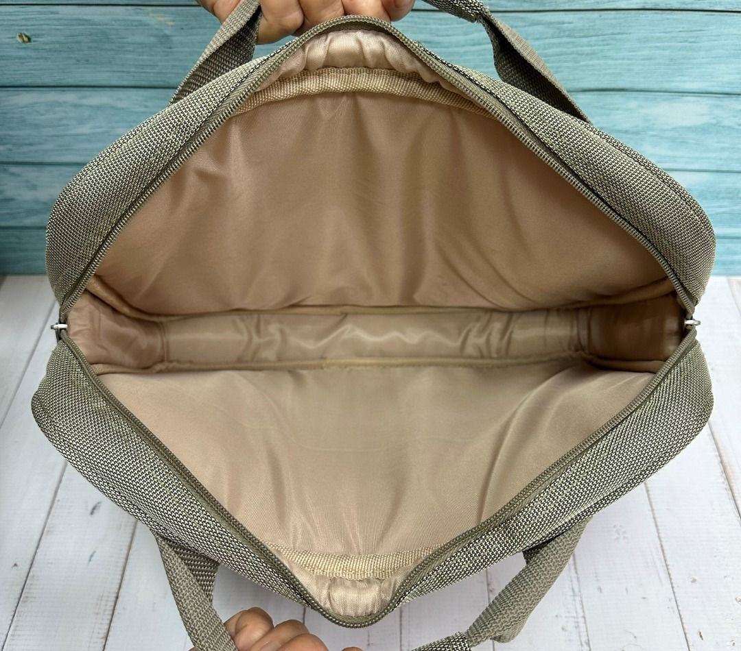 由 lovelyfa (刊登 ID 1380646994，圖片 3) 提交，位於 台中市 (Taichung) 的 15吋商務電腦包 筆電包 筆電套 後有行李箱插袋可以插入行李把手上拖行 橄欖綠特殊織法布料 全新 (類別：筆記型電腦包包)，說明：袋子本身尺寸約為:37.5cm 寬 x 29.5 cm 高 x 7 cm 厚度 示範的筆電尺寸為: 36.7cm 寬 x 23.3 cm 高 x 2.2 cm 厚度 整個拉鍊主袋內部都有襯厚珍珠棉，用來保護筆電!! 另外有拉鍊前袋、拉鍊後袋。而且有做可以插入行李箱拉桿，以魔術貼固定的功能，外出旅行也可方便攜帶! 雙主料: 雙色交織料 配上 蜂巢格紋路 的特殊配料 因為是尼龍料，所以在日光燈下，照片會有一點閃色/不同色澤的狀況出現，為正常現象。 注意事項: 有問題歡迎聊聊。 開箱時請錄影，以避免之後有爭議。 因為拍照角度跟光線以及每台電腦顯示器的不同，而產生網頁上的圖片可能與實際產品有顏色上的差別，敬請見諒。 圖是實物照的(您收到的就是照片的那個)