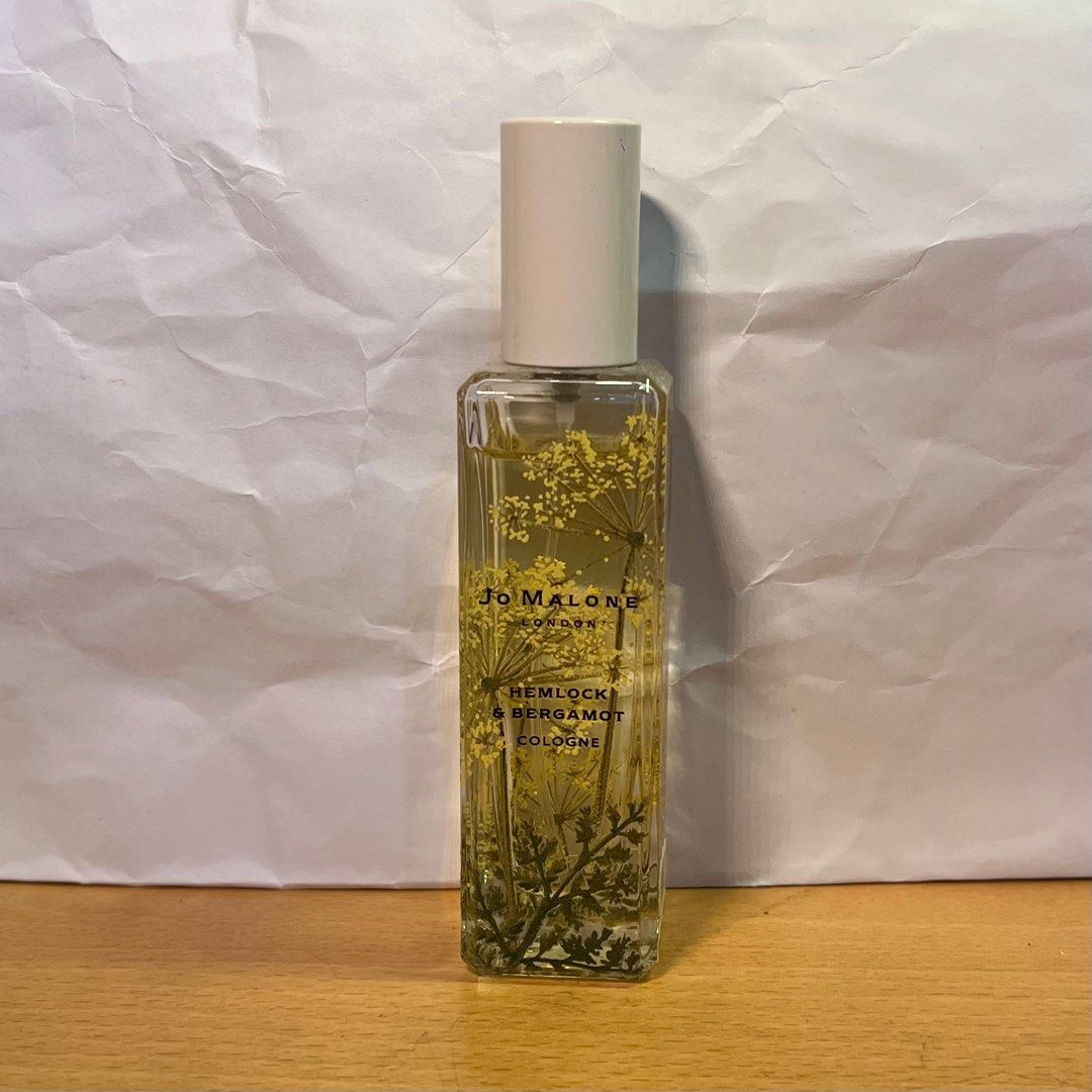 由 saturn.corn (刊登 ID 1380575518，圖片 1) 提交，位於 台北市 (Taipei) 的 8月搬家大出清[二手近全新] Jo Malone 古龍水 鐵杉與佛手柑 2019限定英倫河岸 英倫運河系列 Hemlock & Bergamot #個性潮流派 (類別：香水、體香劑)，說明：2019限定 英倫河岸系列，後來圖書館系列有復刻。 佛手柑為鐵杉的粉嫩花瓣帶來明亮氣息，以金色含羞草與繁盛綻放花香滿溢的天芥菜點亮令人驚豔，極致嬌嫩的花朵，小黃瓜香氣，清脆且具現代感，交織出一首明亮動人的圓舞曲。 香調 前調：佛手柑、小黃瓜、樺木葉 中調：鐵杉、含羞草、合歡花 後調：天芥菜、香草、白麝香。