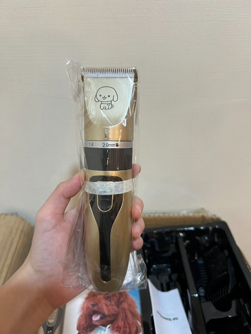 由 min0810. (刊登 ID 1380533196，圖片 2) 提交，位於 花蓮縣 (Hualien) 的 寵物電剪/全新現貨/可面交 (類別：寵物及其他)，說明：✨插線/電池雙模式，使用更靈活 無論是居家修剪還是外出整理，隨時切換供電方式，不受距離限制，輕鬆搞定。 ✨低噪音設計，不怕嚇到毛孩 精密馬達運作，運轉平穩安靜，不怕嚇到毛孩。 ✨安全刀頭，多角度保護皮膚 防護設計，刀頭平滑貼合，不傷毛孩肌膚，修剪更安全。 附的內容物如圖5。