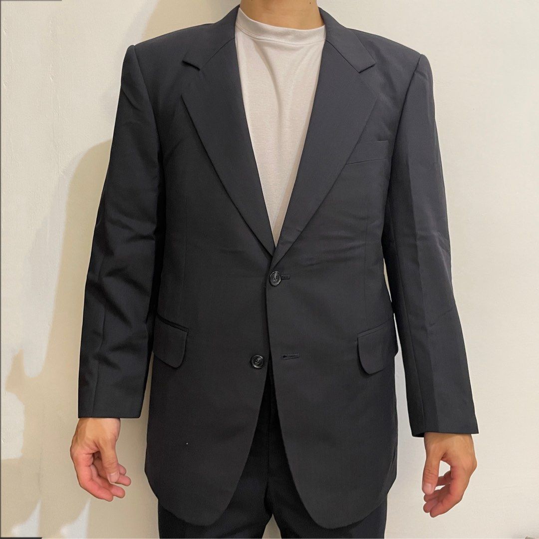 由 m17856 (刊登 ID 1380667165，圖片 1) 提交，位於 台中市 (Taichung) 的 ⑧深藍素色西裝外套 (類別：外套、夾克、大衣)，說明：前長78袖長60胸圍 53腰圍51肩闊 47 老爸退休，很多西裝都狀態良好，也都是不錯的牌子，丟掉可惜，若尺寸剛好符合，買回去送洗或重新熨燙 基本上跟新的差不多👍。