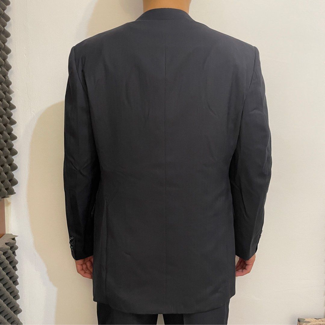 由 m17856 (刊登 ID 1380667165，圖片 2) 提交，位於 台中市 (Taichung) 的 ⑧深藍素色西裝外套 (類別：外套、夾克、大衣)，說明：前長78袖長60胸圍 53腰圍51肩闊 47 老爸退休，很多西裝都狀態良好，也都是不錯的牌子，丟掉可惜，若尺寸剛好符合，買回去送洗或重新熨燙 基本上跟新的差不多👍。