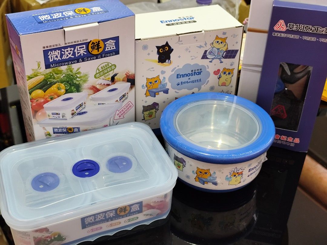 由 taiwan_buy_easy (刊登 ID 1380685924，圖片 1) 提交，位於 新北市 (New Taipei) 的 股東會紀念品 微波保鮮盒 不鏽鋼雙層碗 毛巾襪 (類別：居家改善及收納用品)，說明：3項合購$220，可拆售請留訊息。 1.微波保鮮盒一組1大2小 有透氣孔可調整。$120 2.不鏽鋼雙層碗［黃阿瑪的後宮生活］$100 3.運動休閒毛巾襪 $30。