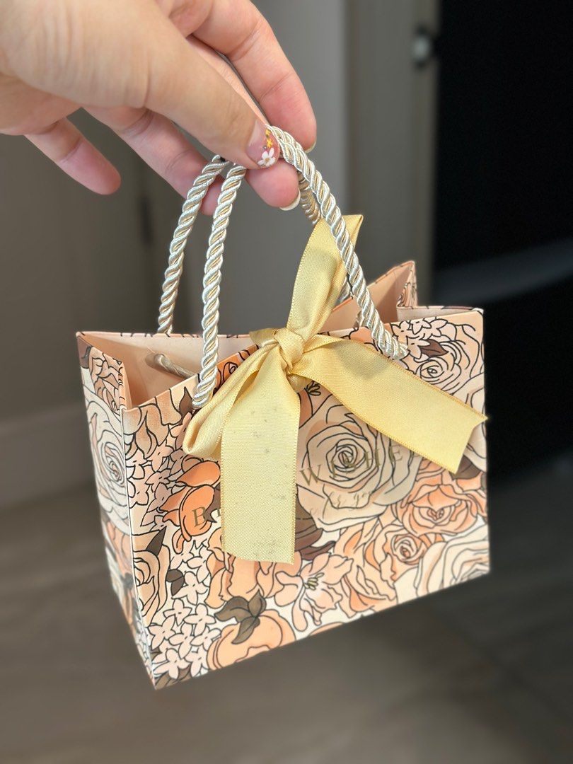 禮物袋 Gift bag｜首飾袋 （分類：禮品籃和禮籃）位於 Hong Kong。 由 tothemoon.home 提交（商品編號 1380510520，圖片 2）。簡介： 禮物袋 Gift bag｜首飾袋 注意：絲帶位有一些污漬，可自行調轉綁或換絲帶 朋友送禮物後沒有使用過 面交：中環站/寶琳站/康城站。