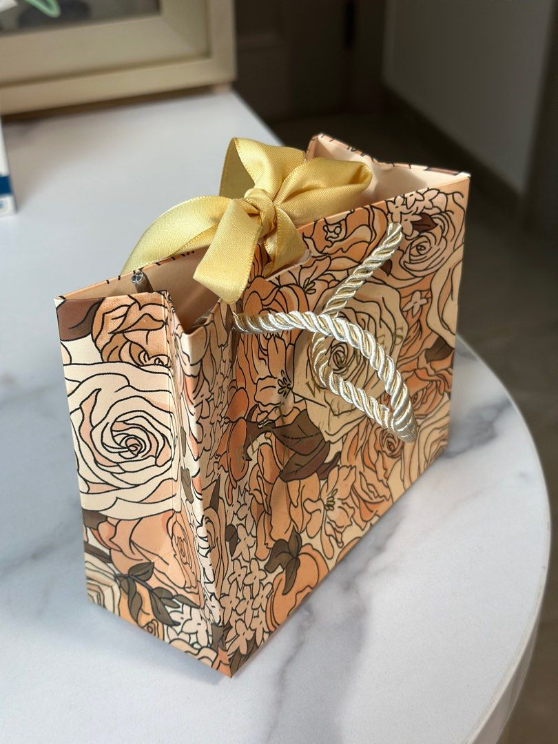 禮物袋 Gift bag｜首飾袋 （分類：禮品籃和禮籃）位於 Hong Kong。 由 tothemoon.home 提交（商品編號 1380510520，圖片 3）。簡介： 禮物袋 Gift bag｜首飾袋 注意：絲帶位有一些污漬，可自行調轉綁或換絲帶 朋友送禮物後沒有使用過 面交：中環站/寶琳站/康城站。