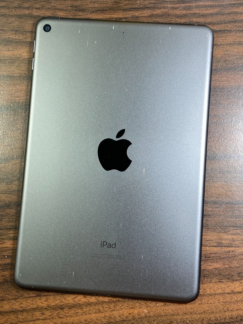 由 carrot_chen (刊登 ID 1380539554，圖片 1) 提交，位於 新北市 (New Taipei) 的 Apple IPad mini 5 64G 2019蘋果平板 Mini5 二手平板 WIFI版 (類別：平板電腦 - iPad)，說明：【出售商品】Apple IPad mini 5 64G WIFI版 【外觀新舊】外觀約略8成新 邊框四角有顆碰 【配件描述】無盒裝 無配件 【其他】黑色 Wifi版 台灣版 電池健康度87% 原廠保固已過 功能都正常 螢幕右側黑底下會有輕微藍色。