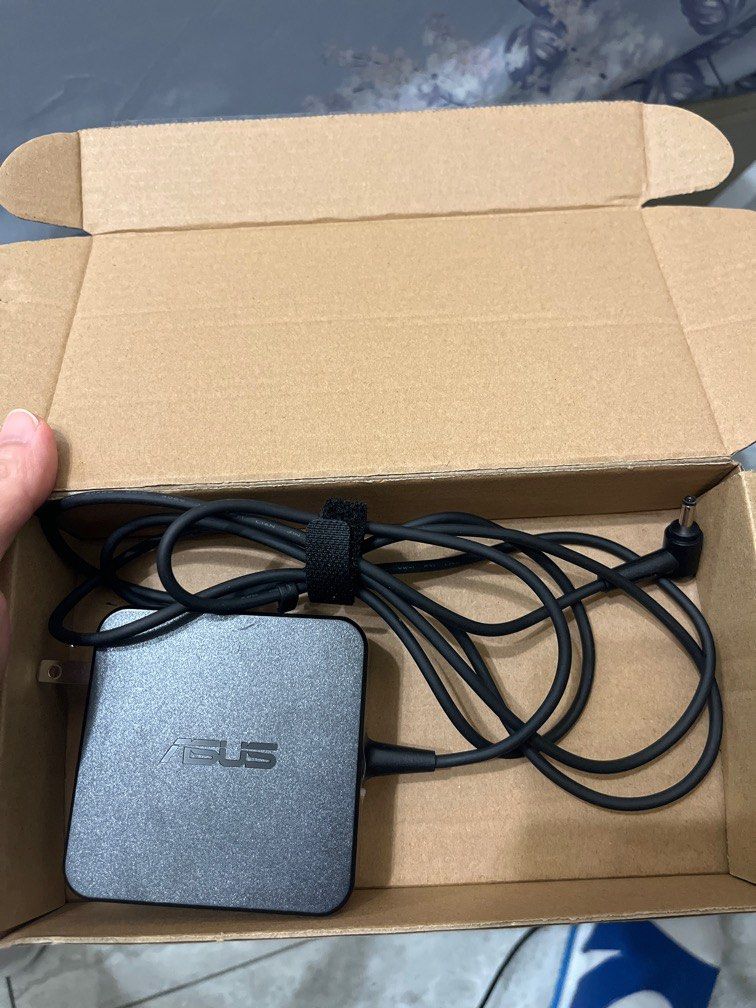 由 hanson0818 (刊登 ID 1380647946，圖片 1) 提交，位於 高雄市 (Kaohsiung) 的 Asus 筆電充電器 (類別：桌上電腦或筆記型電腦)，說明：換新電腦用不到故售出。