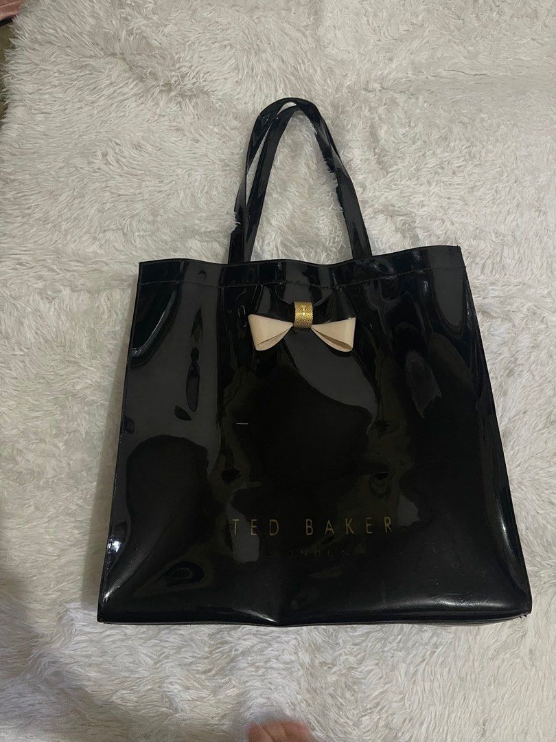 Authentic Ted Baker London Icon Tote Bag (Category: Luxury Bags & Wallets) located in Virac. Submitted by contact.slg (Listing ID 1380537842, Image 1). Description: Got it as a gift 💝 .