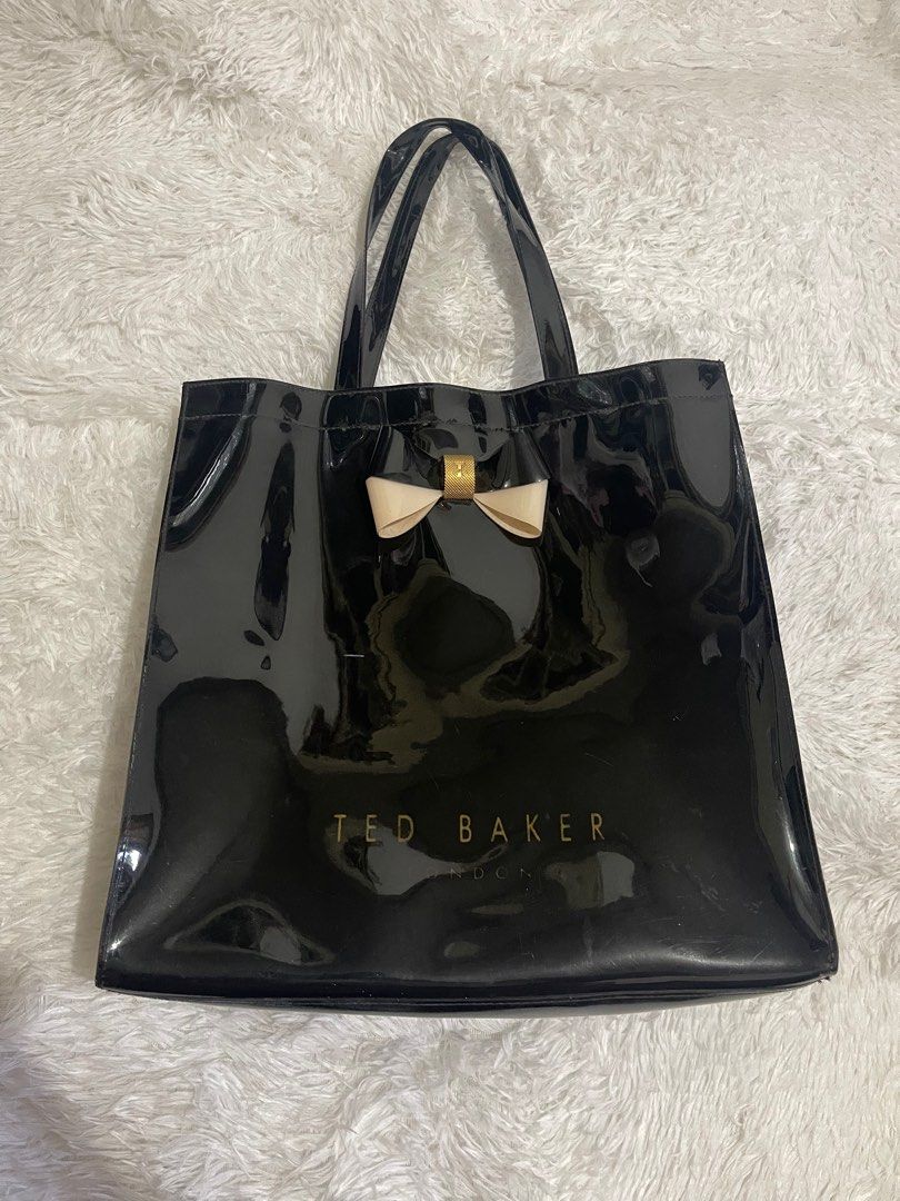 Authentic Ted Baker London Icon Tote Bag (Category: Luxury Bags & Wallets) located in Virac. Submitted by contact.slg (Listing ID 1380537842, Image 3). Description: Got it as a gift 💝 .