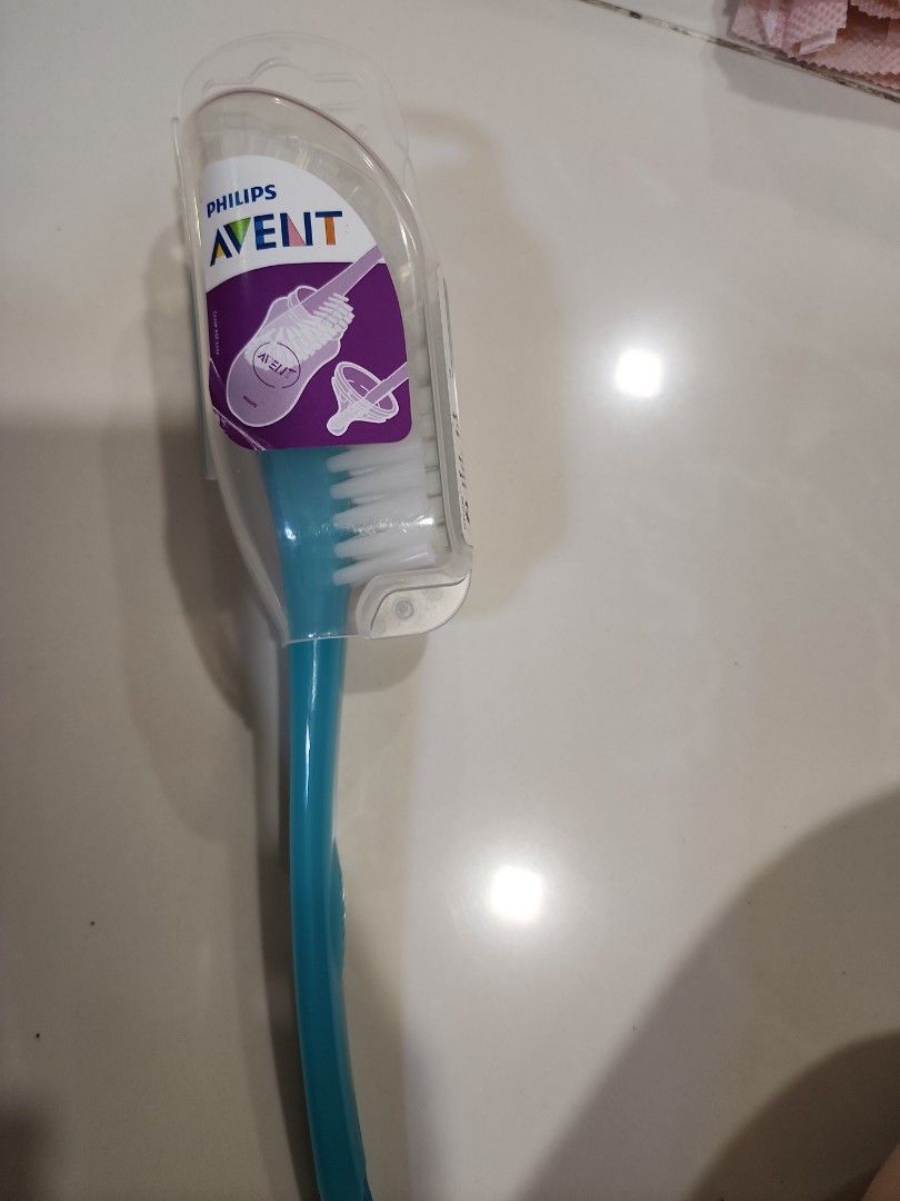 Avent New Bottle Brush (Category: Breastfeeding & Bottle Feeding) located in Singapore. Submitted by luxurystarry (Listing ID 1380622531, Image 2). Description: - Brand new bottle brush - Teal in color - Unused, still in original packaging - Perfect for cleaning bottles and containers.