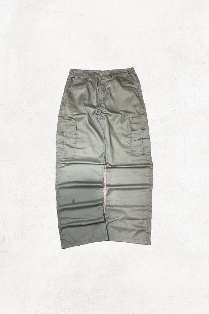 Bepop Light Brown Straight Cargo Pants 🍂 (Category: Jeans) located in Santa Rosa. Submitted by mandeclutterzzz (Listing ID 1380598176, Image 1). Description: Bepop light brown cargo pants!! 🍂 length : 40 inches 📏 waist : fits 27-30 📏 leg opening: 9 inches 📏 Drop your offers! 💸 I used to be obsessed with wearing these kaso I barely use cargo pants anymore kaya benta ko nalang ! Dm for more inquiries 👀.