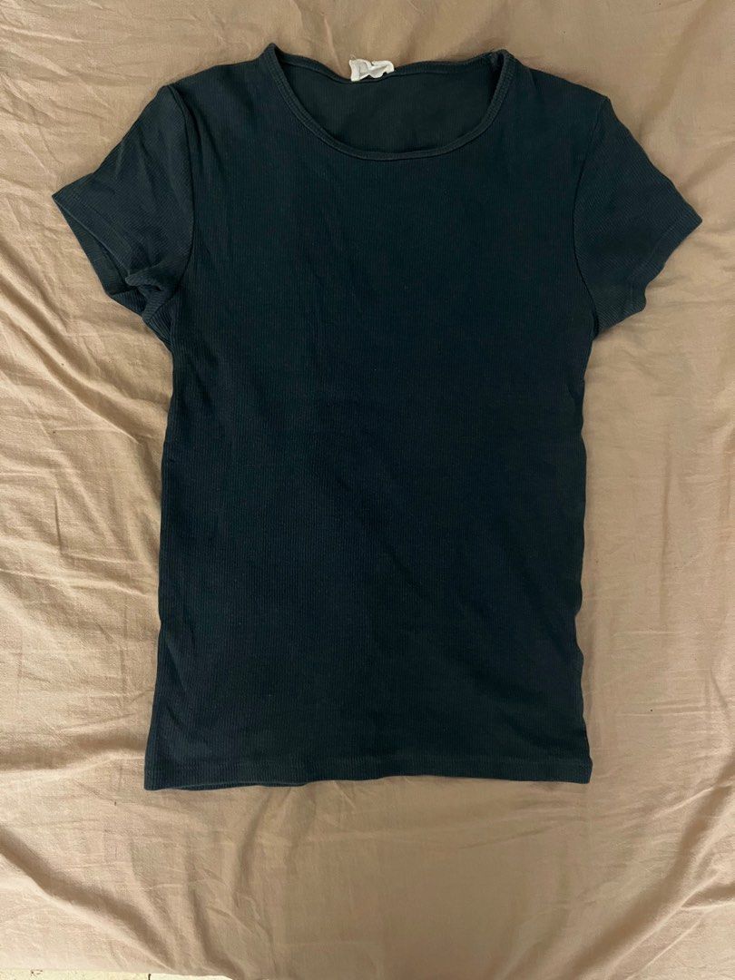 cotton on dark green basic tee (Category: Shirts) located in Manila. Submitted by closellt (Listing ID 1380649551, Image 1). Description: - used once - tight fitting and super cute sdd or ggx paymaya or gcash tags: cotton on, bershka, zara, uniqlo, mango.
