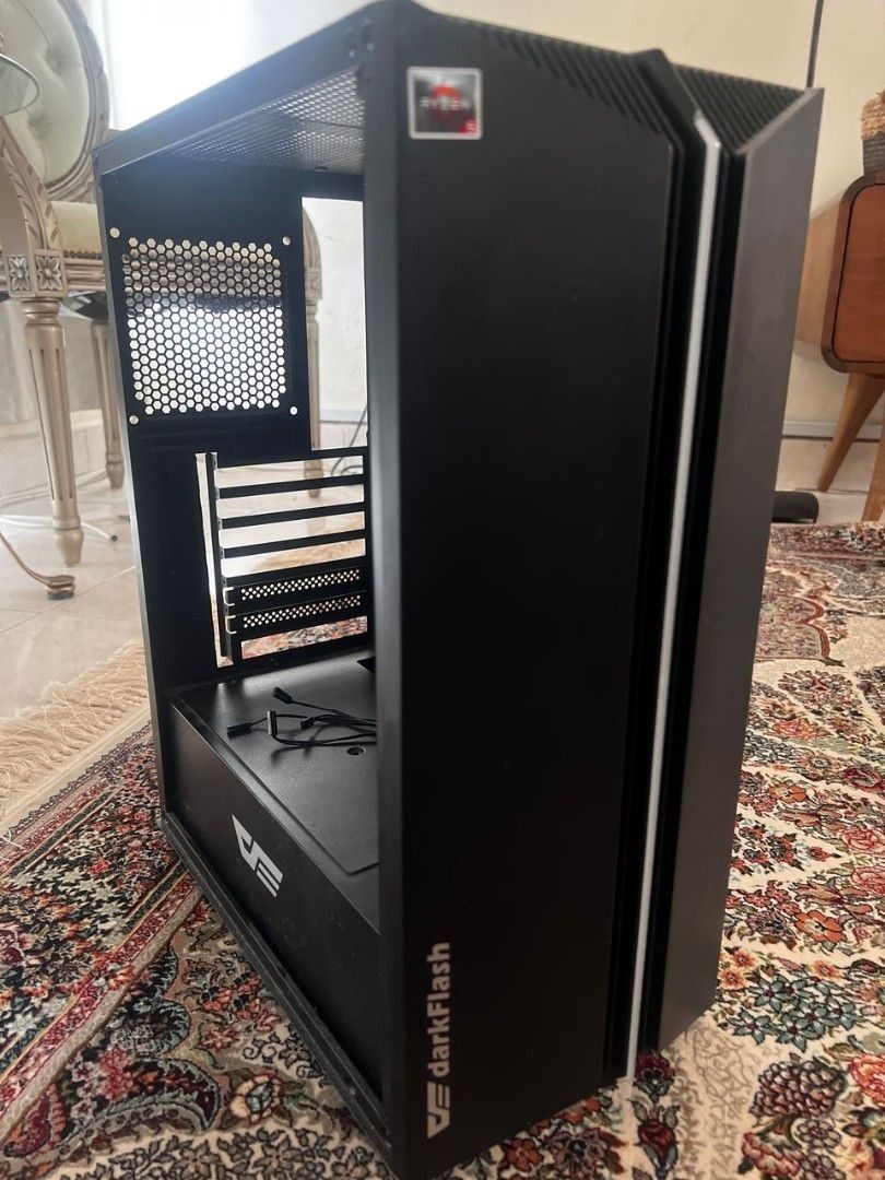 DarkFlash PC Case (Category: Computer Parts) located in Kuala Lumpur. Submitted by cat_yare (Listing ID 1380568596, Image 1). Description: Tak pernah pakai Tempered glass ada kalau nak tambah kipas +rm20 Projek tak jadi apa2 blh pm.