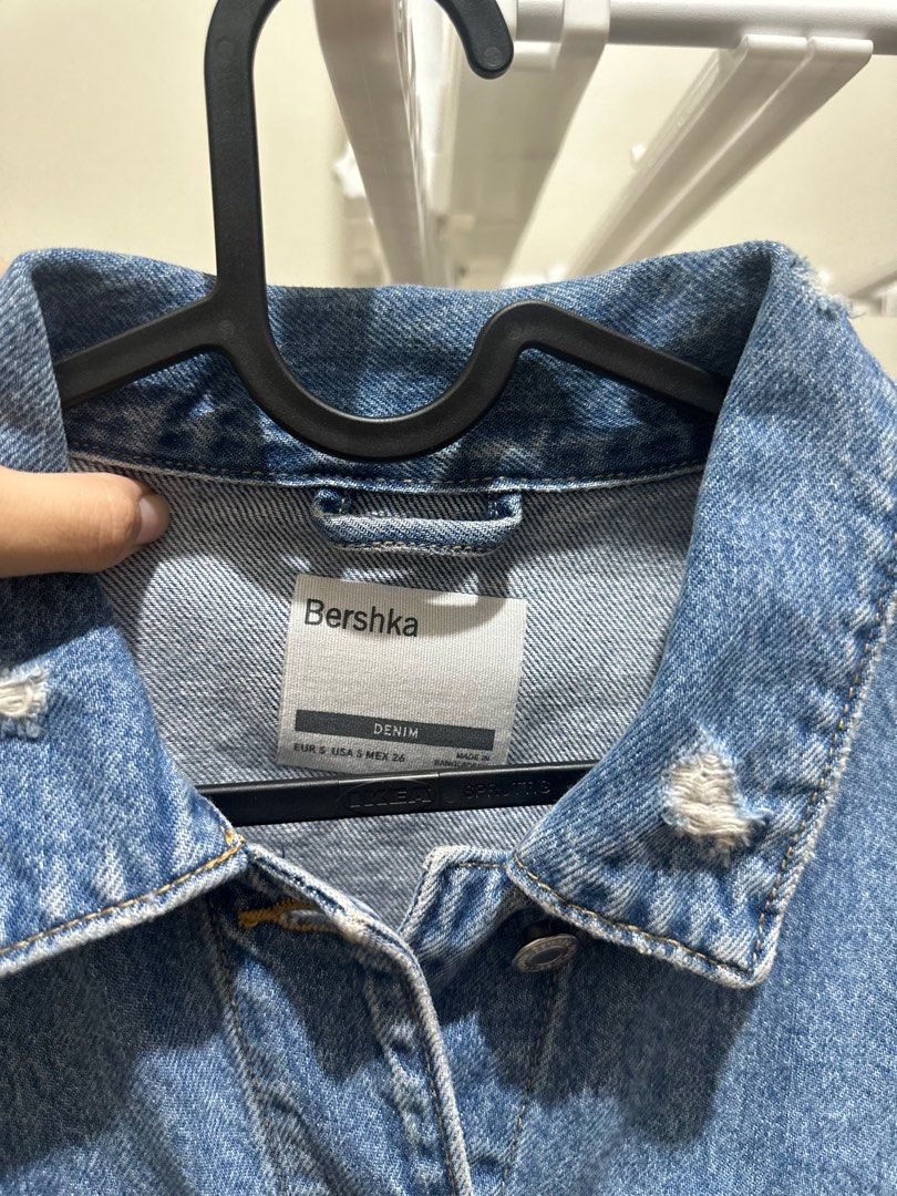Denim cropped jacket (Category: Coats, Jackets and Outerwear) located in Manila. Submitted by hellopanda_07 (Listing ID 1380607706, Image 3). Description: Straight from storage room. Not yet wash Lalamove only!! Shoulder by the buyer. Location: Marikina.