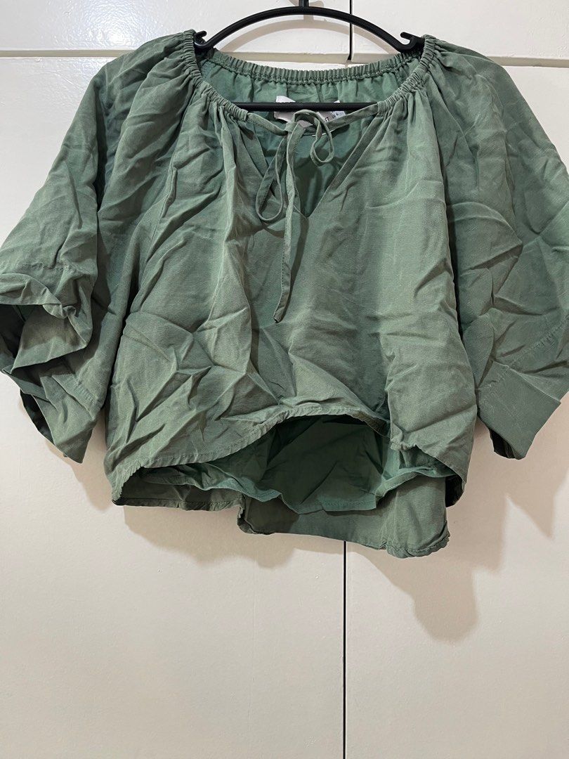 Editor’s market green top (Category: Blouses) located in Pasig City. Submitted by lightningirl (Listing ID 1380499365, Image 2). Description: xs-s.
