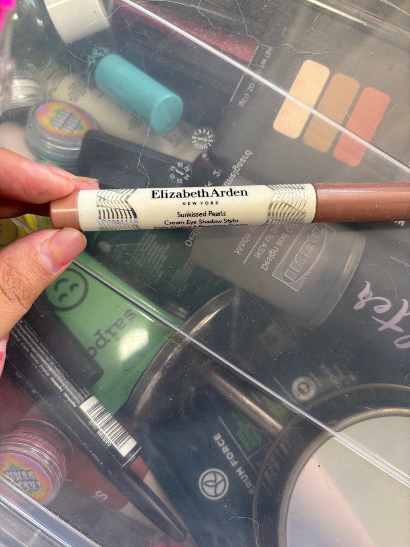 Elizbeth Arden Cream Eye Shadow Stylo (Category: Makeup) located in Marikina City. Submitted by everythingisnegotiable (Listing ID 1380599448, Image 2). Description: Shade is Freshwater Pearl.