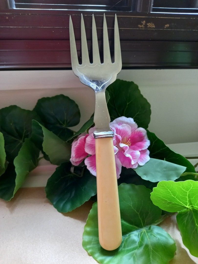 Fish server (Category: Dinnerware & Cutlery) located in Singapore. Submitted by jess_0760 (Listing ID 1380518103, Image 1). Description: Silver fish server in good condition..