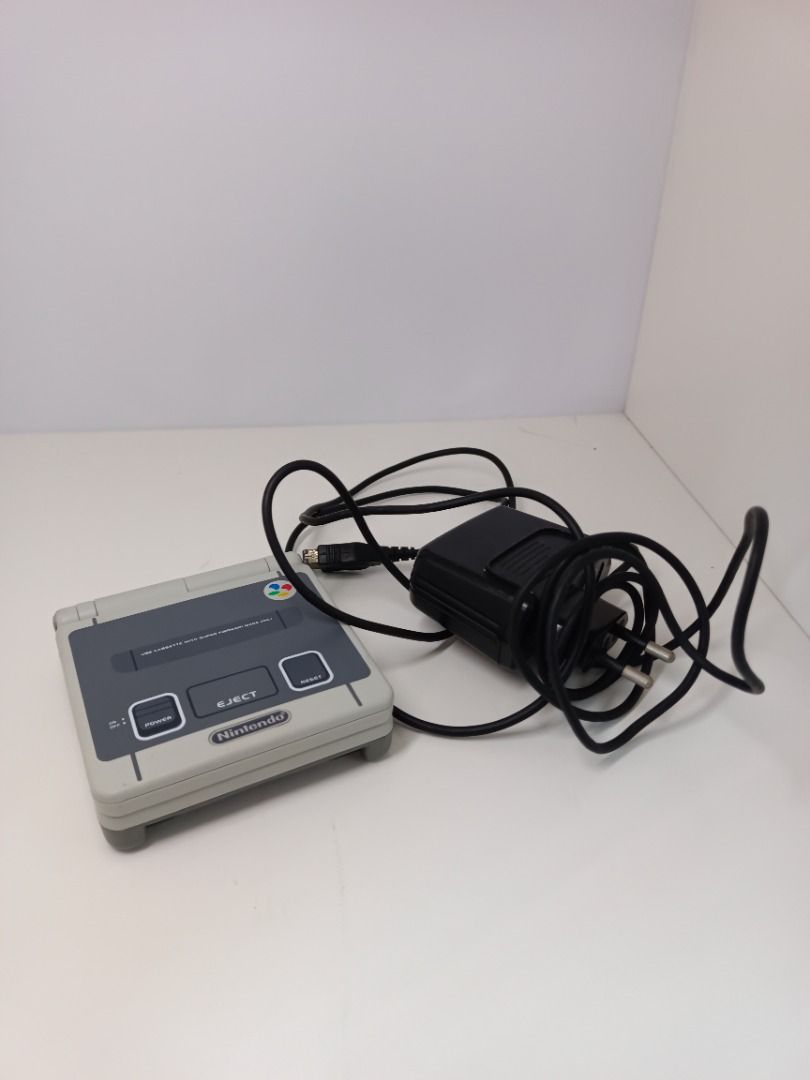 Game Boy Advance SP w Super Famicom case63108480059395112