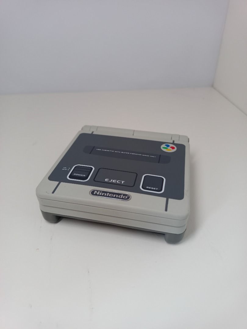Game Boy Advance SP w Super Famicom case631084800593951127