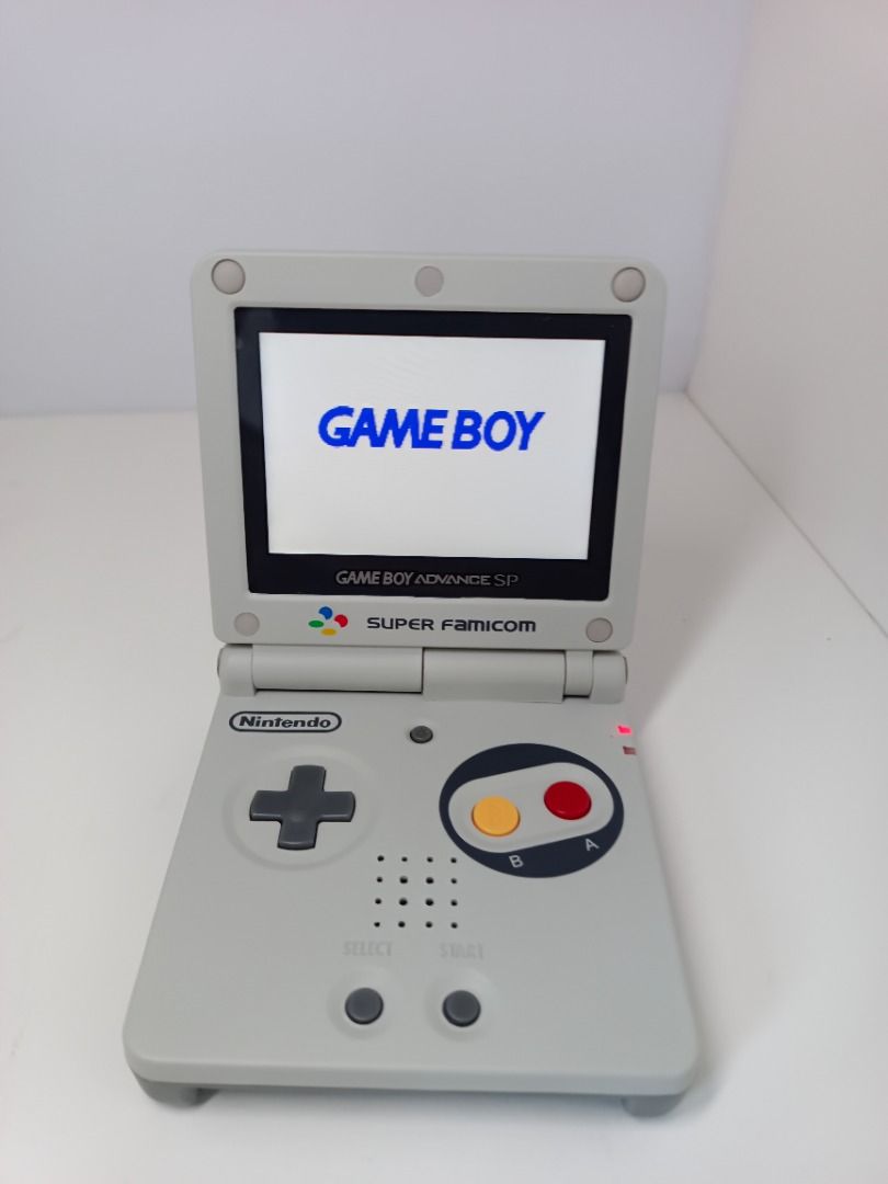 Game Boy Advance SP w Super Famicom case63108480059395111