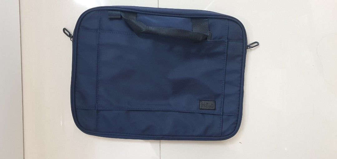 Halo blue laptop bag (Category: Laptop Bags & Sleeves) located in Makati City. Submitted by wowbarato (Listing ID 1380626537, Image 1). Description: .