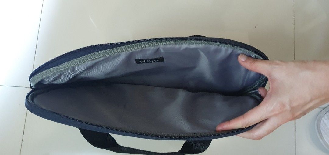 Halo blue laptop bag (Category: Laptop Bags & Sleeves) located in Makati City. Submitted by wowbarato (Listing ID 1380626537, Image 3). Description: .