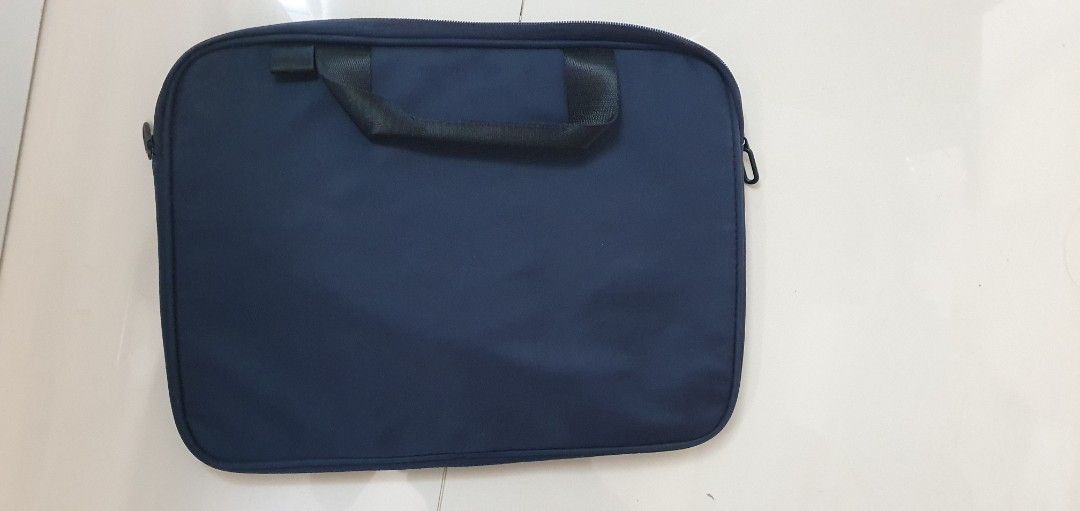 Halo blue laptop bag (Category: Laptop Bags & Sleeves) located in Makati City. Submitted by wowbarato (Listing ID 1380626537, Image 2). Description: .