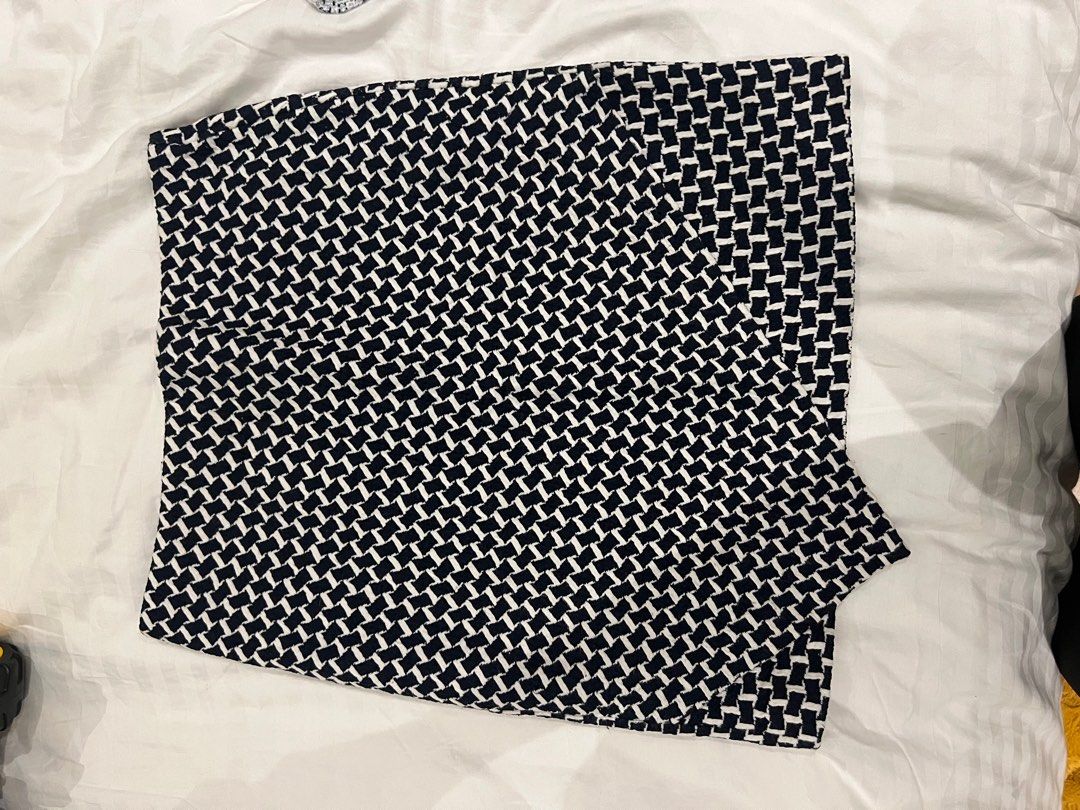 H&M blue and white skirt (Category: Skirts) located in Quezon City. Submitted by beaclosetph (Listing ID 1380619116, Image 1). Description: Stretchy fabric. Mini skirt sits right above knee.