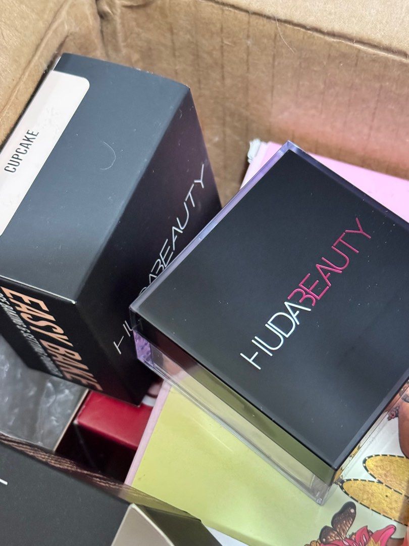 Huda Beauty Easy Bake loose setting powder (Category: Makeup) located in Baguio. Submitted by thecuntiest (Listing ID 1375138876, Image 3). Description: Shade cupcake.