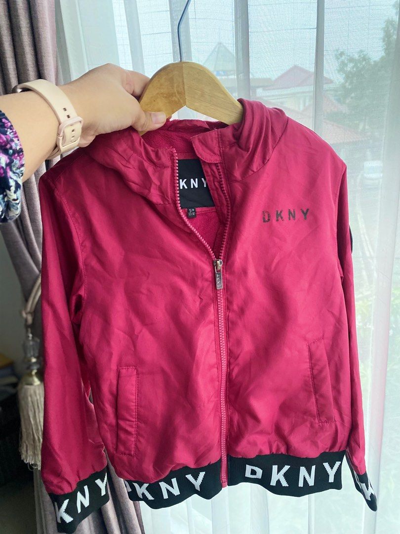 Jaket anak perempuan DKNY. Jaket anak perempuan cantik DKNY ada minus bag dada sablonannya sedikit crack tapi semuanya okeh (Kategori: 4 hingga 7 tahun) berada di Tangerang. Dikirim oleh nabillah_hisyam (ID iklan 1380610467, Gambar 1). Deskripsi: .