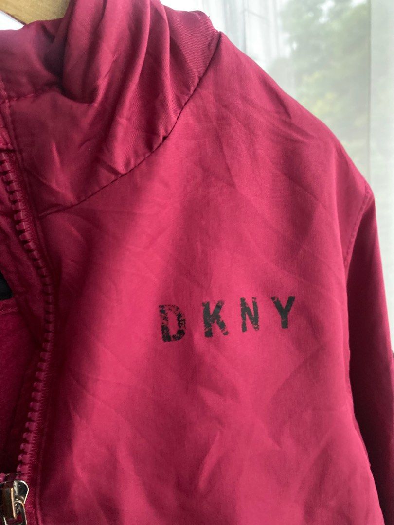 Jaket anak perempuan DKNY. Jaket anak perempuan cantik DKNY ada minus bag dada sablonannya sedikit crack tapi semuanya okeh (Kategori: 4 hingga 7 tahun) berada di Tangerang. Dikirim oleh nabillah_hisyam (ID iklan 1380610467, Gambar 3). Deskripsi: .