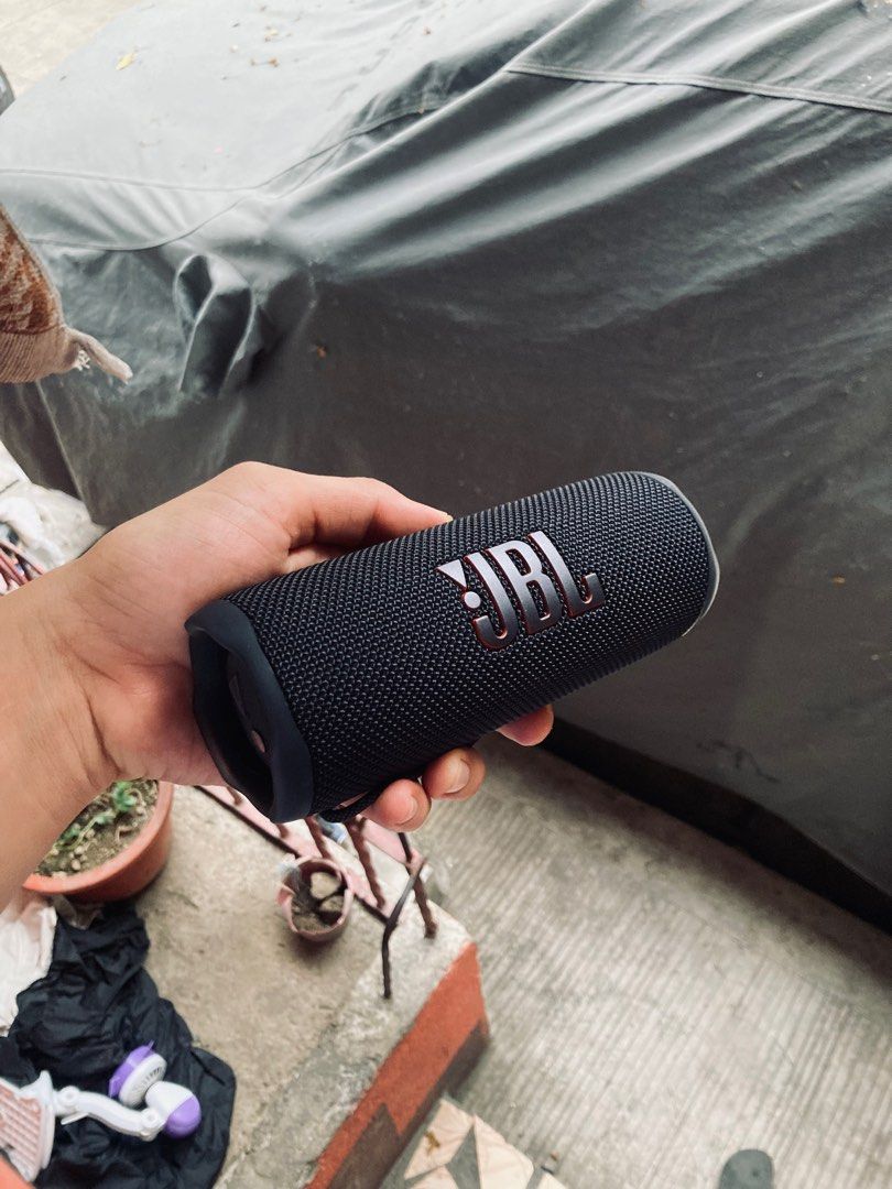 JBL FLIP 6 (Category: Portable Music Players) located in Pasay City. Submitted by vonigop (Listing ID 1380507372, Image 2). Description: ₱4199 Pasay Almost new unit as is hindi na dinala ang box at cable paguwu galing barko Pasay.