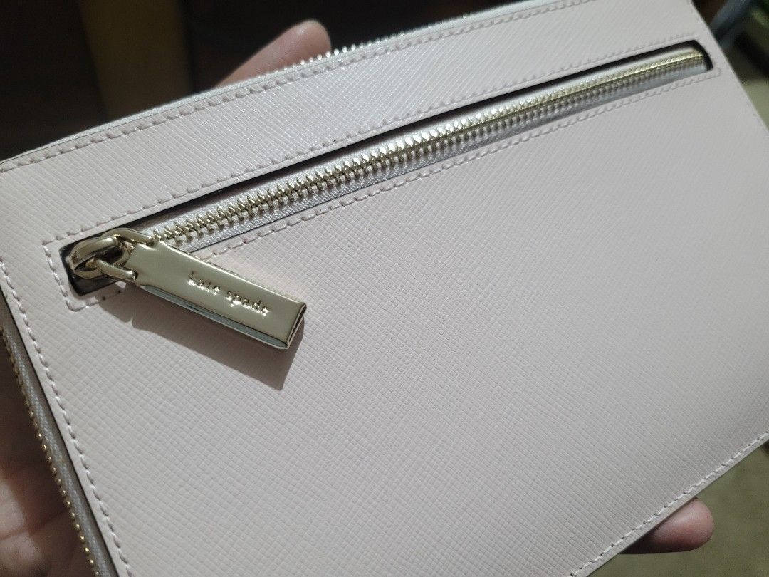 Kate Spade Wristlet (Category: Luxury Bags & Wallets) located in Dumaguete. Submitted by GreatFindsForLess_by_Krissy (Listing ID 1380609219, Image 3). Description: Kate Spade Wristlet md lzp saffiano leather light rose staci For reference : https://www.amazon.co.uk/Kate-Spade-New-York-Wristlet/dp/B0C7K985DN.