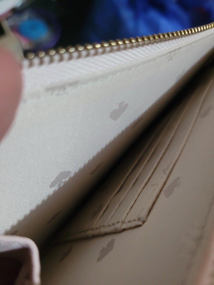 Kate Spade Wristlet (Category: Luxury Bags & Wallets) located in Dumaguete. Submitted by GreatFindsForLess_by_Krissy (Listing ID 1380609219, Image 2). Description: Kate Spade Wristlet md lzp saffiano leather light rose staci For reference : https://www.amazon.co.uk/Kate-Spade-New-York-Wristlet/dp/B0C7K985DN.