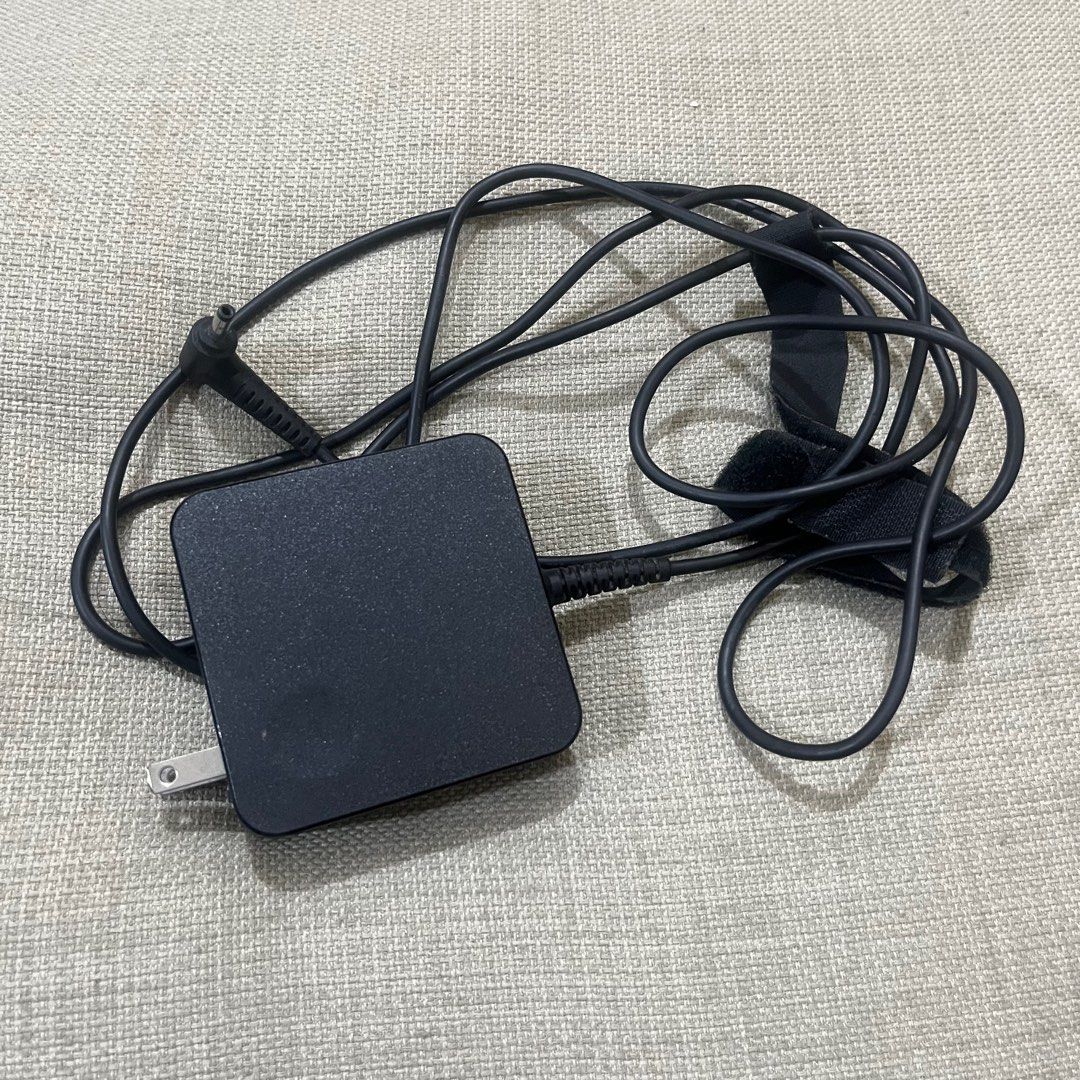 Lenovo laptop charger (Category: Chargers) located in Manila. Submitted by zencart (Listing ID 1380688136, Image 1). Description: - Original .
